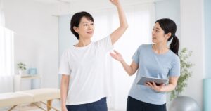 腕の動きと姿勢を確認する女性と指導者