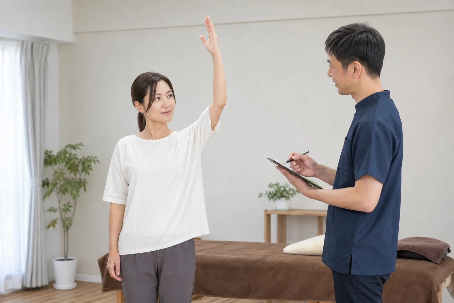 整体前に肩の動きや希望を担当者へ伝える女性のイメージ写真